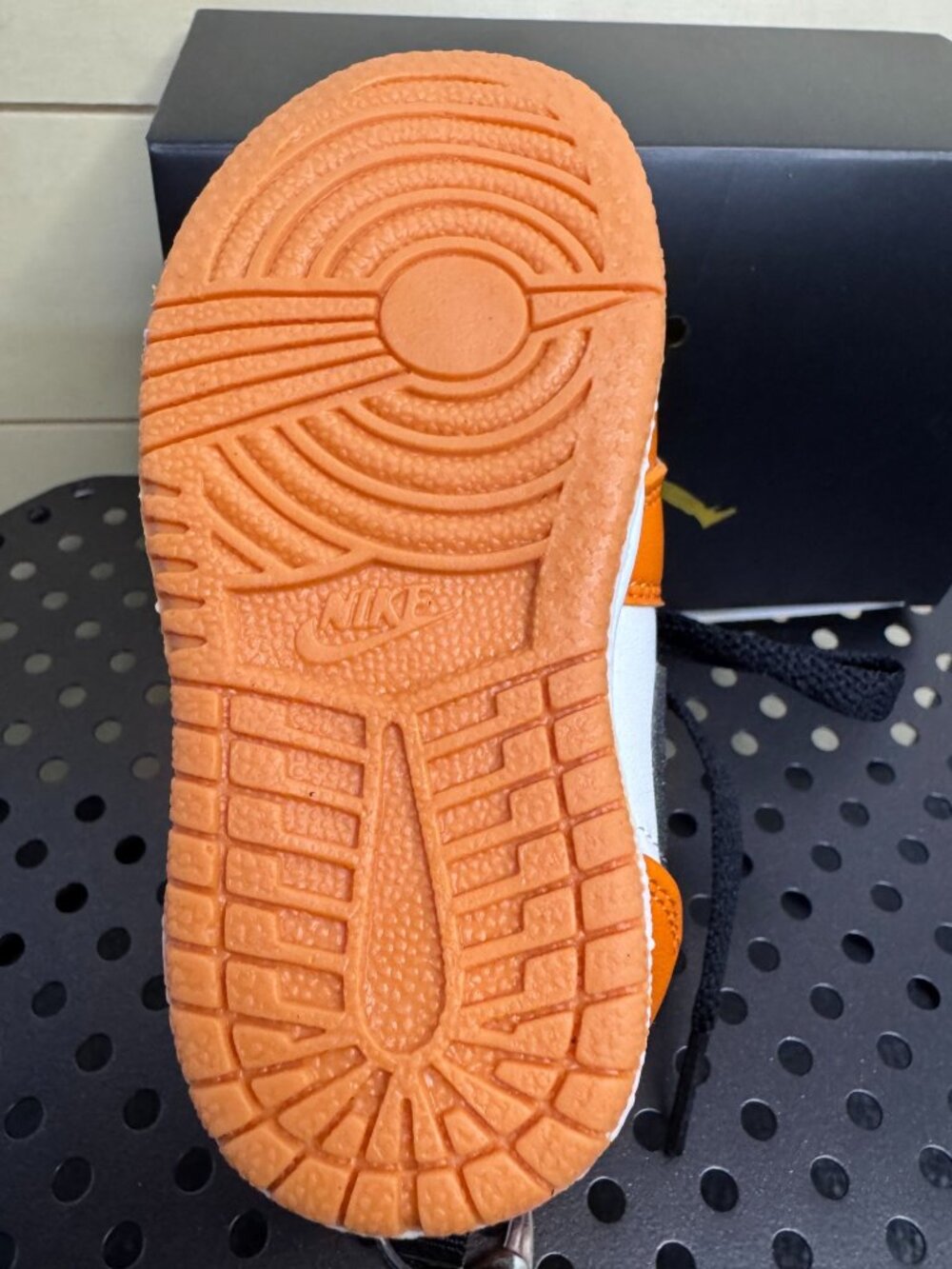 Mini Sneaker Keychain With 8000mAh Power Bank USB Port & Charging Cable - Air Jo - Picture 4 of 4